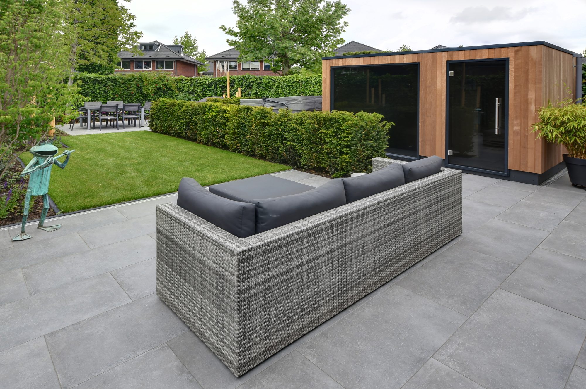 Cabine wellness extérieure dans un jardin