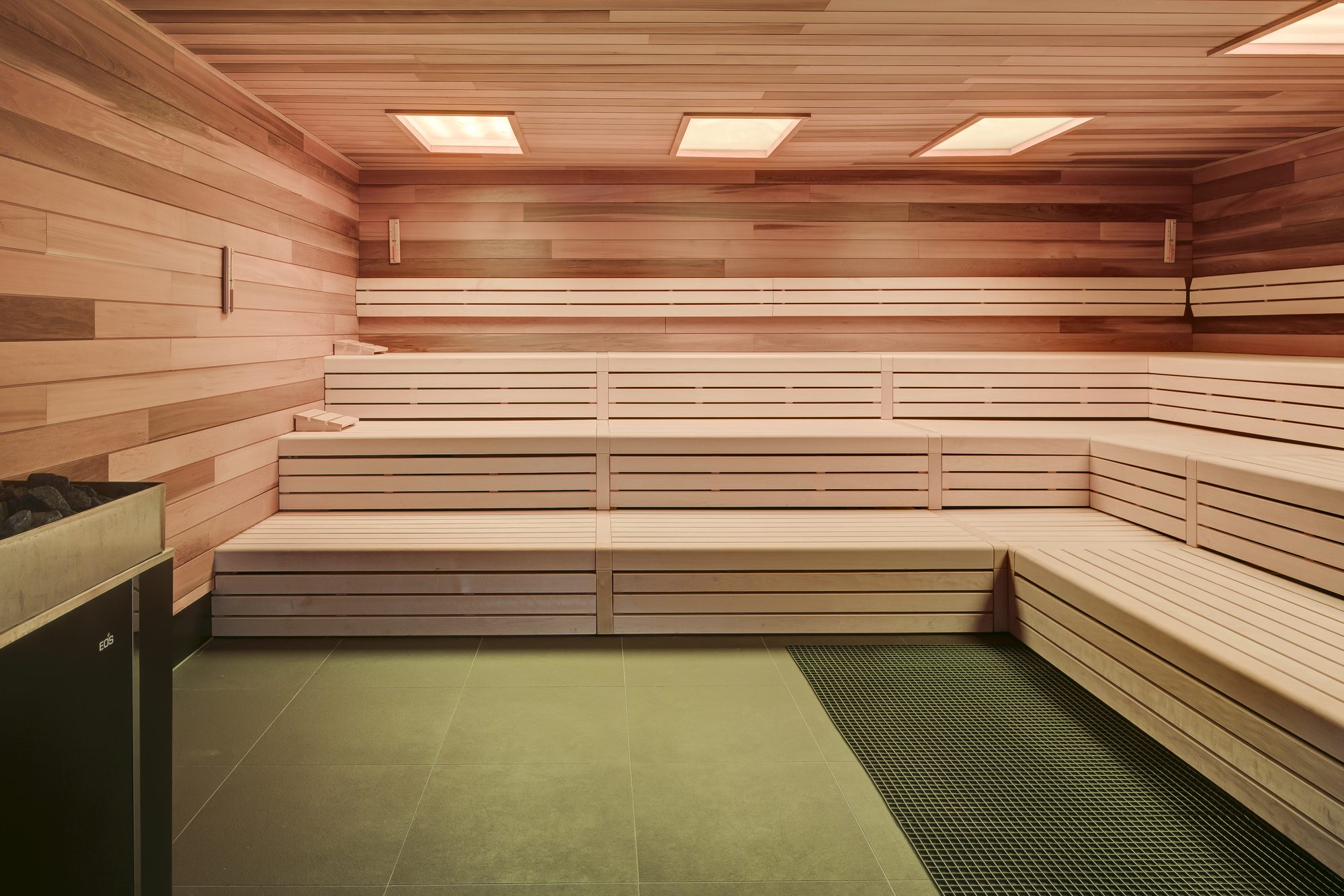 Grand sauna collectif en salle de sport